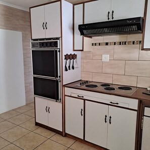 Micro-ondes, four, plaque de cuisson