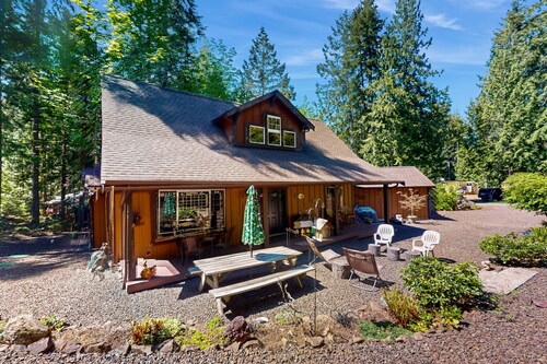 Cozy cabin getaway with firepit, patio, gas grill, and private park access