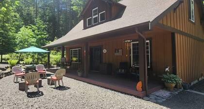 Cozy cabin getaway with firepit, patio, gas grill, and private park access