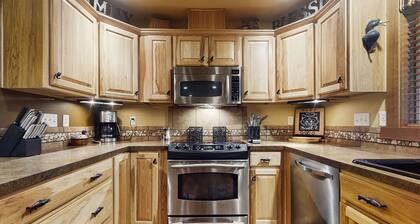 Cozy cabin getaway with firepit, patio, gas grill, and private park access