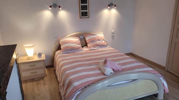 4 bedrooms, iron/ironing board, bed sheets