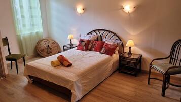 4 bedrooms, iron/ironing board, bed sheets