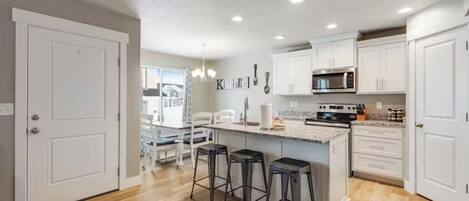 Microondas, horno, placa de cocina y lavavajillas