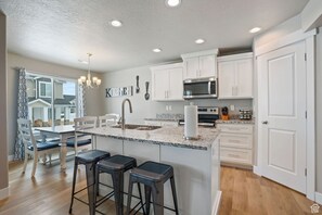 Micro-ondes, four, plaque de cuisson, lave-vaisselle