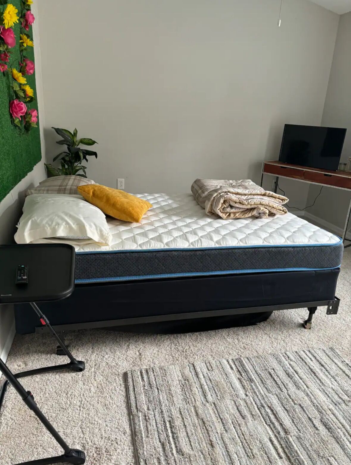 Private room with shared clean bathroom in cozy home. 420 friendly.