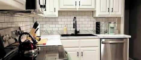 Réfrigérateur, four à micro-ondes, un four, surface de cuisson