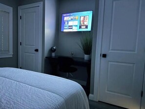 3 bedrooms, desk, iron/ironing board, WiFi