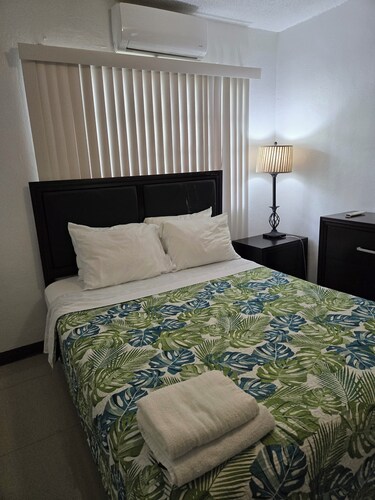 Stylish 2-Bedroom, 1-Bath Condo – Prime Vacation Location!