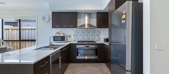 Cranbourne Entire house 4bedroom