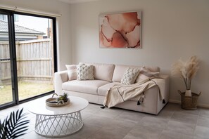 Télévision, livres, espaces bureaux