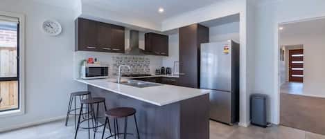 Cafetera y tetera, refrigerador, microondas y horno