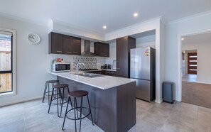 Kjøleskap, mikrobølgeovn, ovn og oppvaskmaskin