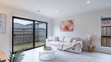 Televisor, llibres i oficines