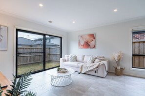 TV, bøker og kontorer