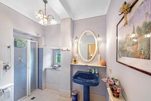 Familienhaus, Mehrere Schlafzimmer, 2 Bäder, Bergseite (Villa Ortensie Garden with amazing) | Badezimmer | Badewanne und Dusche (separat), Haartrockner, Bidet, Handtücher