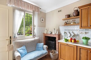 Casa familiar, varias habitaciones, 2 baños, junto a la montaña (Villa Ortensie Garden with amazing) | Área de sala de estar | Televisión de pantalla plana y chimenea 
