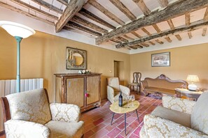 Familienhaus, Mehrere Schlafzimmer, 2 Bäder, Bergseite (Villa Ortensie Garden with amazing) | Wohnbereich | Flachbildfernseher, Kamin