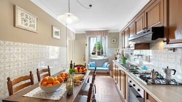Fridge, oven, stovetop, dishwasher