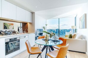 Frigorífico, microondas, horno y placa de cocina