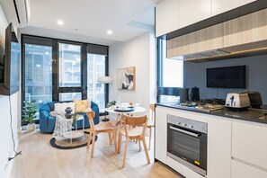Réfrigérateur, four à micro-ondes, un four, surface de cuisson