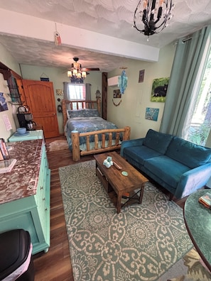 Smart TV, chimenea y libros