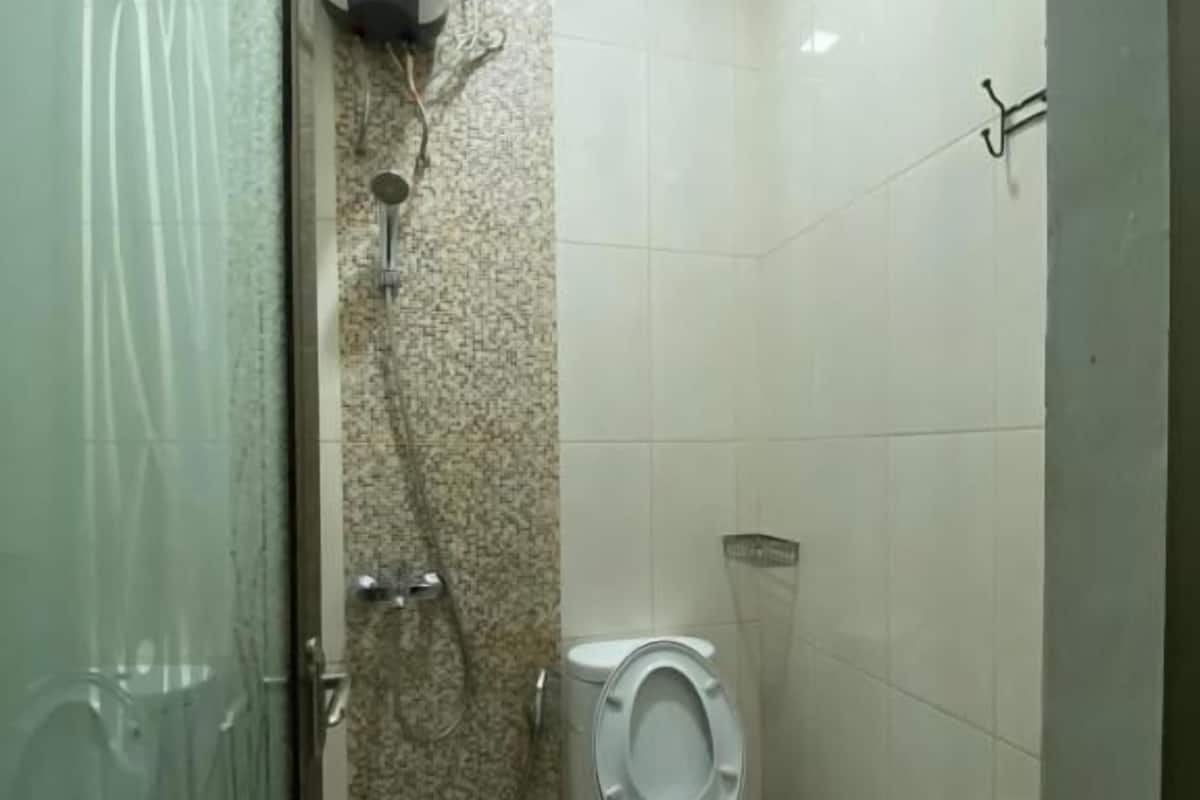 Buồng tắm vòi sen, vòi sen phun mưa, khăn tắm, xà phòng