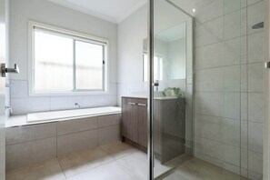 Shower, hair dryer, towels, soap - Homely Entire house in Clyde (Clyde)