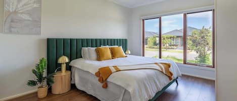 4 bedrooms, iron/ironing board, WiFi, bed sheets