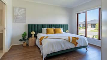 4 bedrooms, iron/ironing board, WiFi, bed sheets