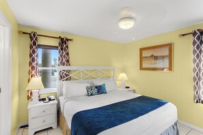 Appartement classique, balcon, vue sur la plage | Coffre-fort, fer et planche à repasser, accès au Wi-Fi (inclus)