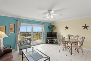 Apartamento clásico, balcón, vistas a la playa | Zona de estar