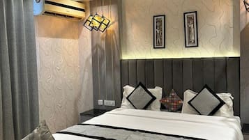 Habitación doble Deluxe, vista a la ciudad | Escritorio y wifi gratis