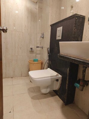 Deluxe-Doppelzimmer, Stadtblick | Badezimmer | Dusche, kostenlose Toilettenartikel, Handtücher, Seife