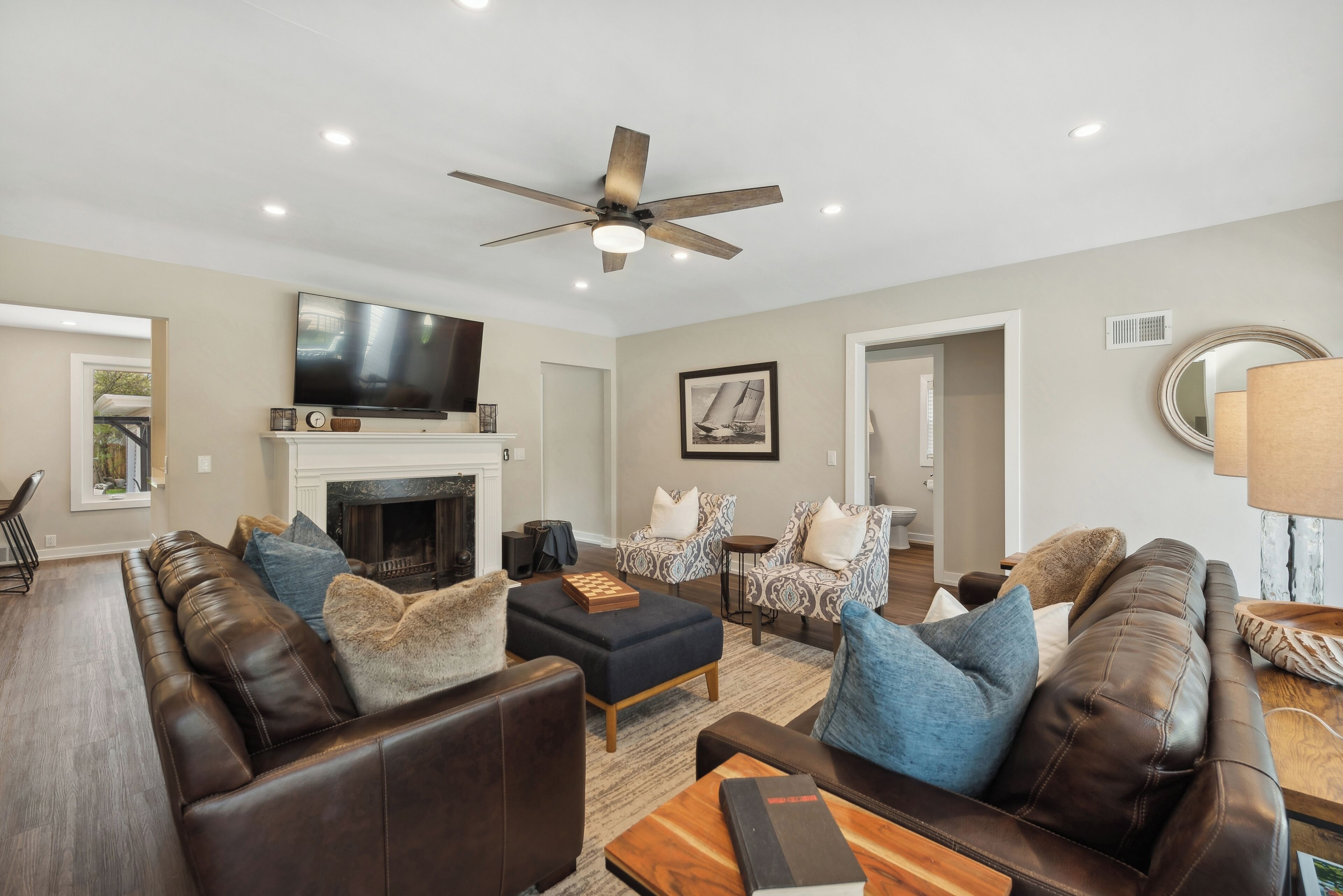 The Bay Getaway sleeps 10 + pet friendly! 3 blocks to beach, dining/entertainment & boat rentals