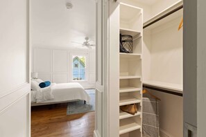 3 soverom, skrivebord, strykejern/-brett og reiseseng for barn