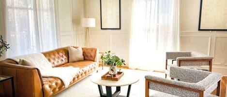 Televisie, een open haard en een kantoor