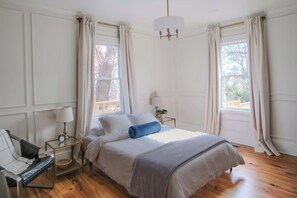 3 Schlafzimmer, Schreibtisch, Bügeleisen/Bügelbrett, Reisekinderbett