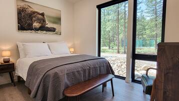 2 bedrooms, travel cot, WiFi, bed sheets