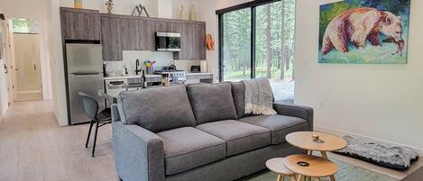 Een televisie, een open haard en een kantoor