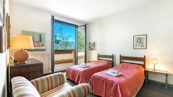 Familienvilla, Mehrere Schlafzimmer, 2 Bäder, Bergseite (Three Lakes Villa Varese) | 3 Schlafzimmer, laptopgeeigneter Arbeitsplatz, kostenloses WLAN