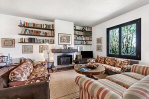 Villa familiale, plusieurs chambres, 2 salles de bains, côté montagne (Three Lakes Villa Varese) | Aire de séjour | Téléviseur de 21 po avec télévision par câble, foyer, chaîne audio
