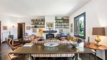 Family Villa, Multiple Bedrooms, 2 Bathrooms, Mountainside (Three Lakes Villa Varese) | Interior