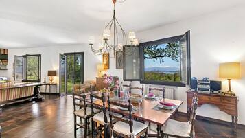 Family Villa, 3 Bedrooms, 2 Bathrooms, Mountainside (Three Lakes Villa Varese) | Dining room