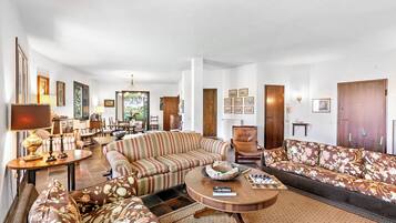 Villa familiare, camere multiple, 2 bagni, lato montagna (Three Lakes Villa Varese) | Area soggiorno | TV 21 pollici con canali via cavo, caminetto, impianto stereo