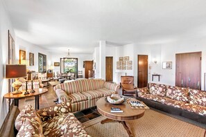 Family Villa, Multiple Bedrooms, 2 Bathrooms, Mountainside (Three Lakes Villa Varese) | Living area | 21-inch TV with cable channels, fireplace, stereo - Three Lakes Villa Varese (Buguggiate)