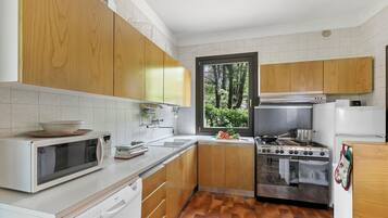 Family Villa, 3 Bedrooms, 2 Bathrooms, Mountainside (Three Lakes Villa Varese) | Private kitchen | Fridge, microwave, oven, stovetop