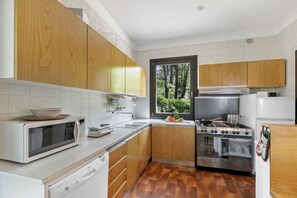 วิลล่าสำหรับครอบครัว, 3 ห้องนอน, 2 ห้องน้ำ, ติดภูเขา (Three Lakes Villa Varese) | ครัวส่วนตัว | ตู้เย็น, ไมโครเวฟ, เตาอบ, เตาประกอบอาหาร