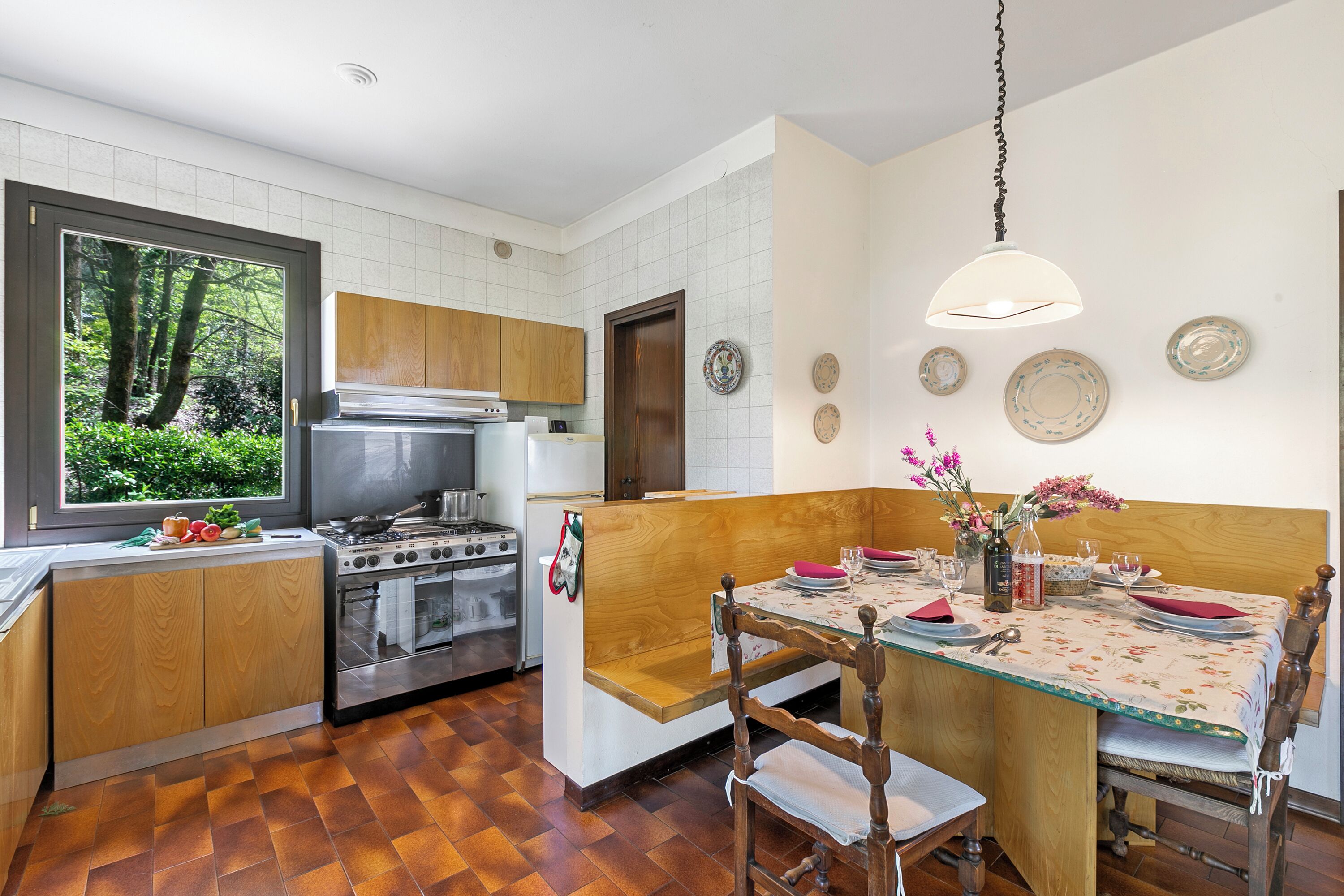 Villa familiare, camere multiple, 2 bagni, lato montagna (Three Lakes Villa Varese) | Cucina privata | Frigorifero, microonde, forno, piano cottura