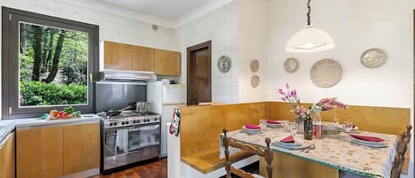 Villa familiare, camere multiple, 2 bagni, lato montagna (Three Lakes Villa Varese) | Cucina privata | Frigorifero, microonde, forno, piano cottura