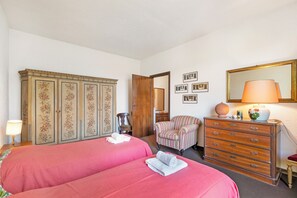 Villa familiale, plusieurs chambres, 2 salles de bains, côté montagne (Three Lakes Villa Varese) | 3 chambres, espace de travail pour ordinateurs portables